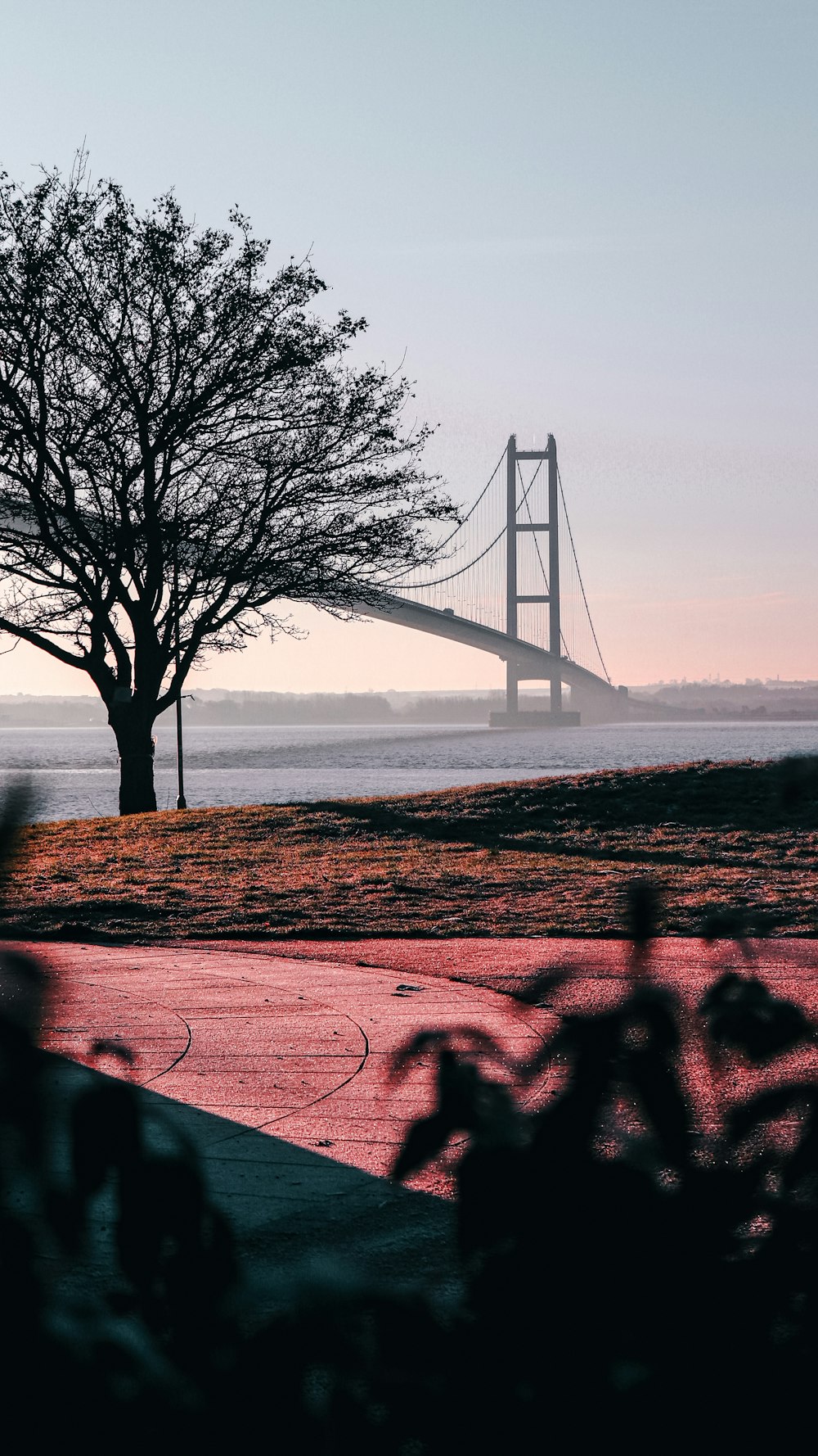 uma vista de uma grande ponte sobre um corpo de água