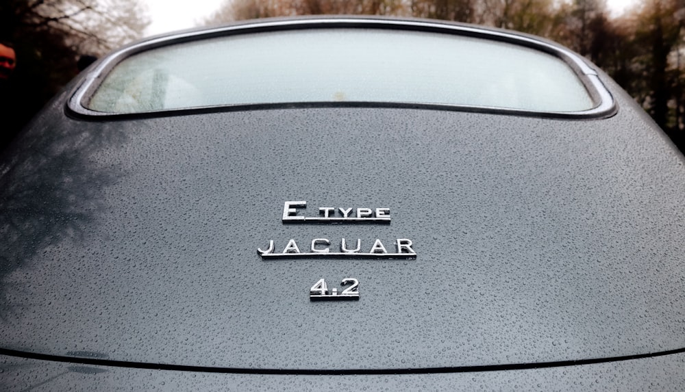 Un primo piano del retro di un'auto