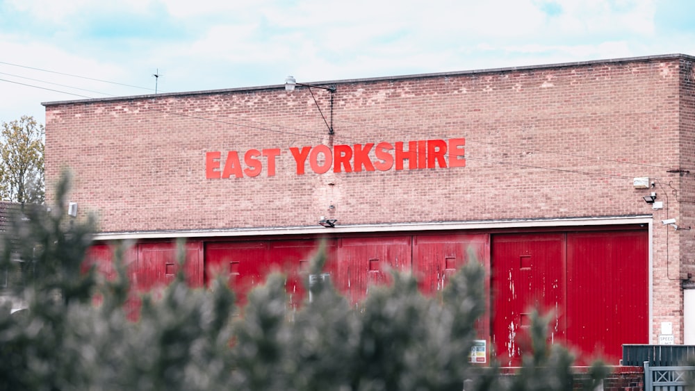 Un edificio de ladrillo con un letrero rojo que dice East Yorkshire