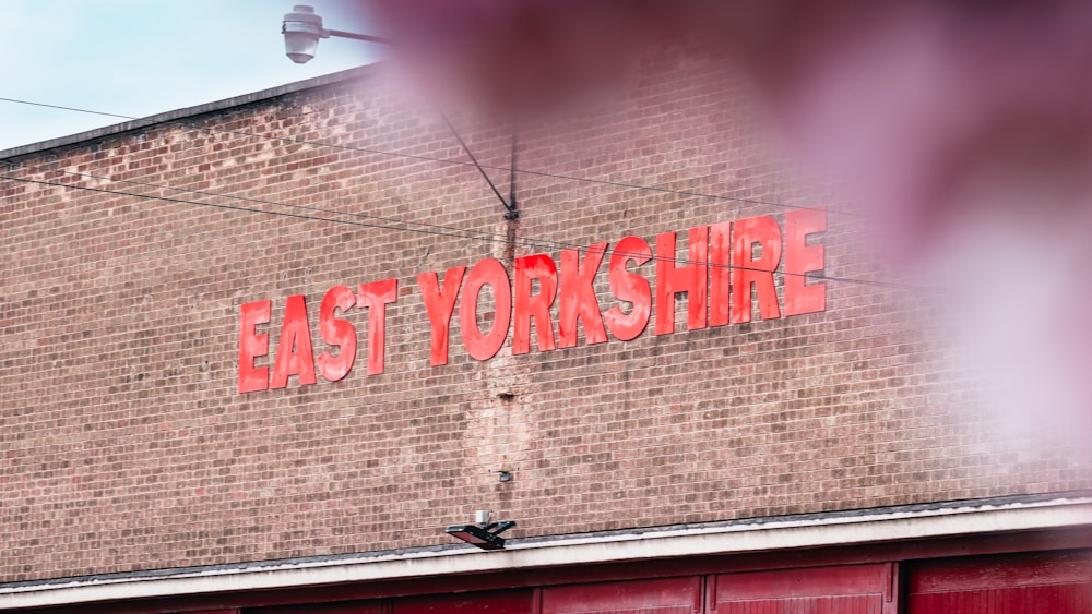 Un edificio de ladrillo con un letrero rojo que dice East Yorkshire