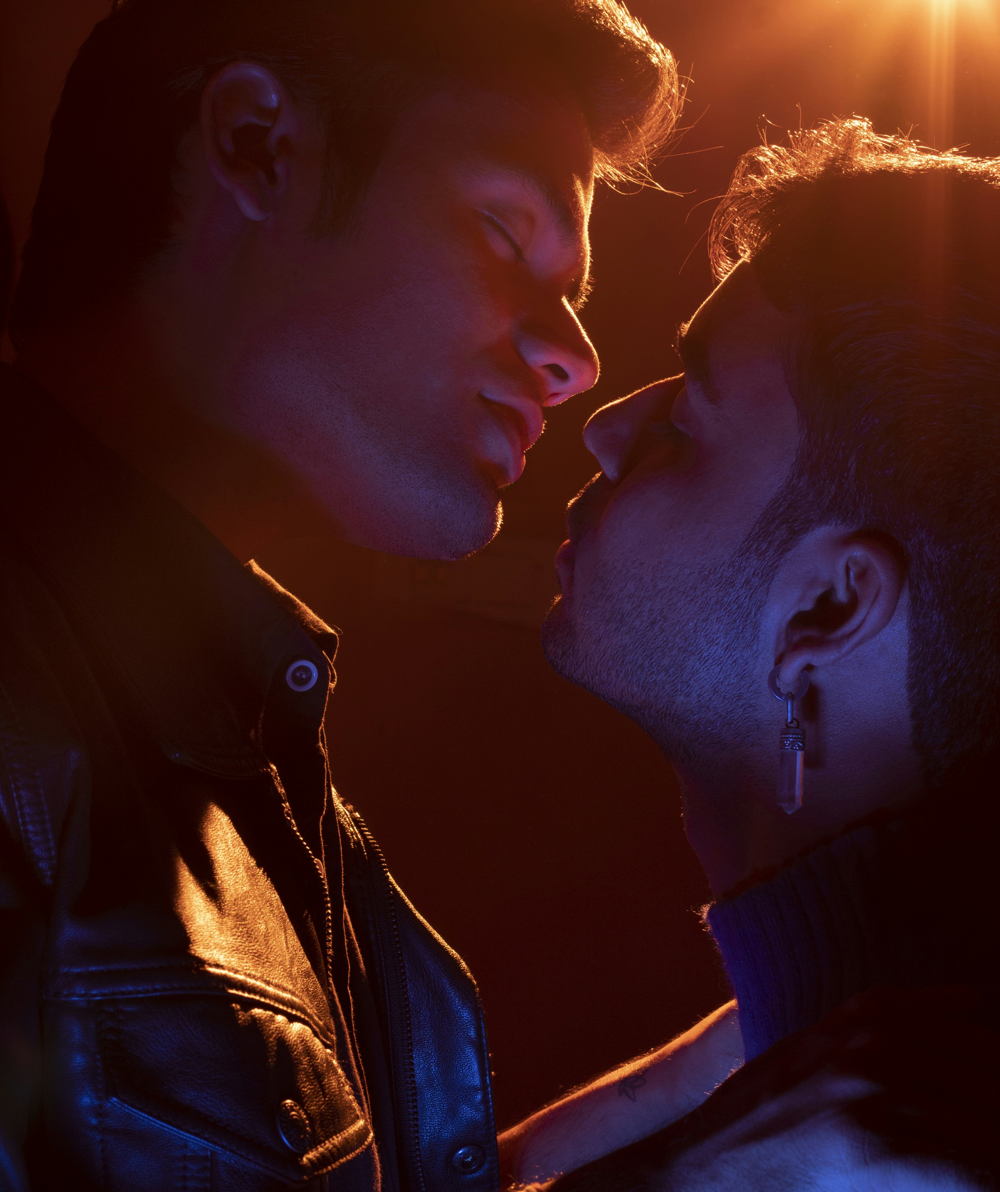 隣同士に立っているカップル