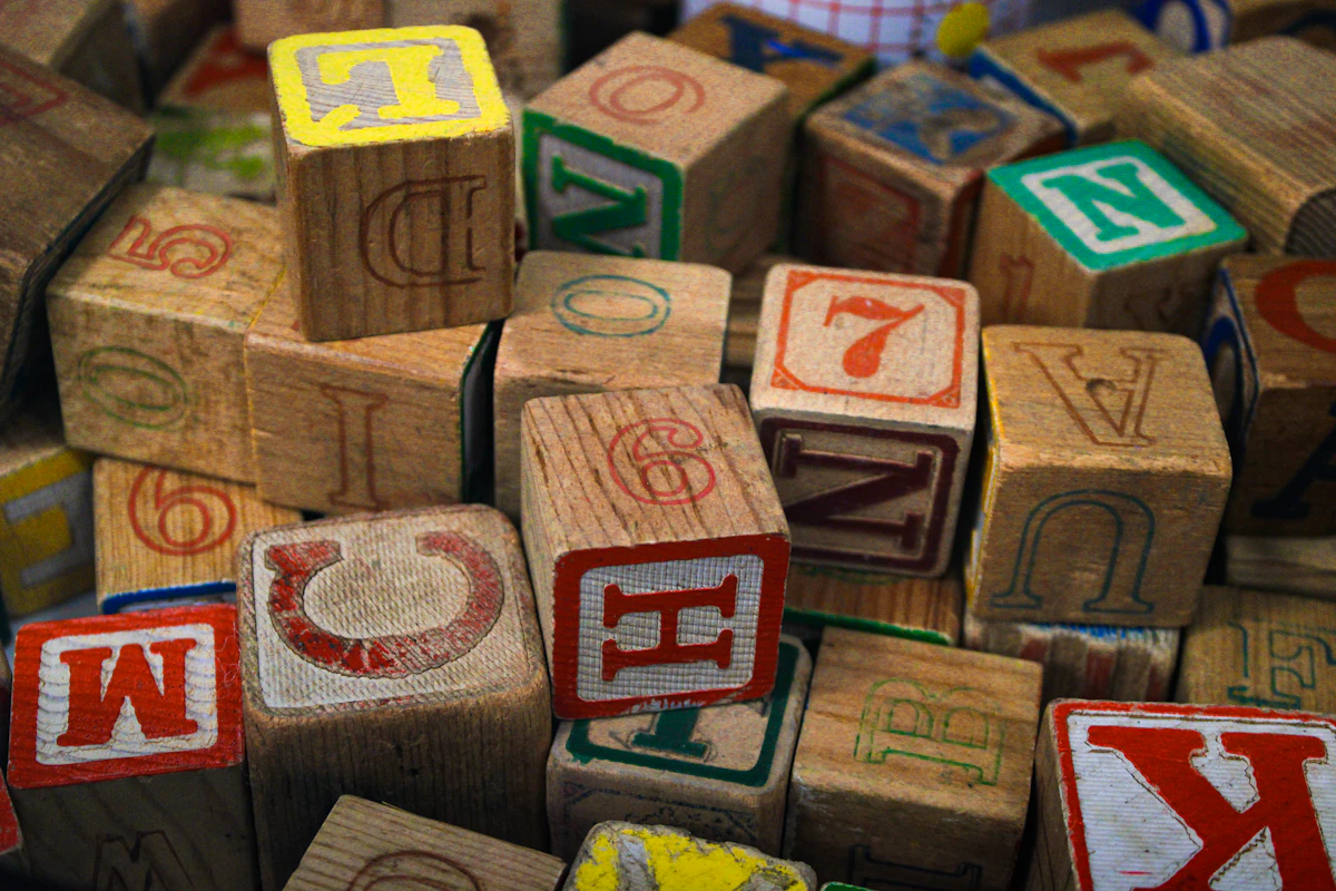Bloques de madera con letras del alfabeto amontonados