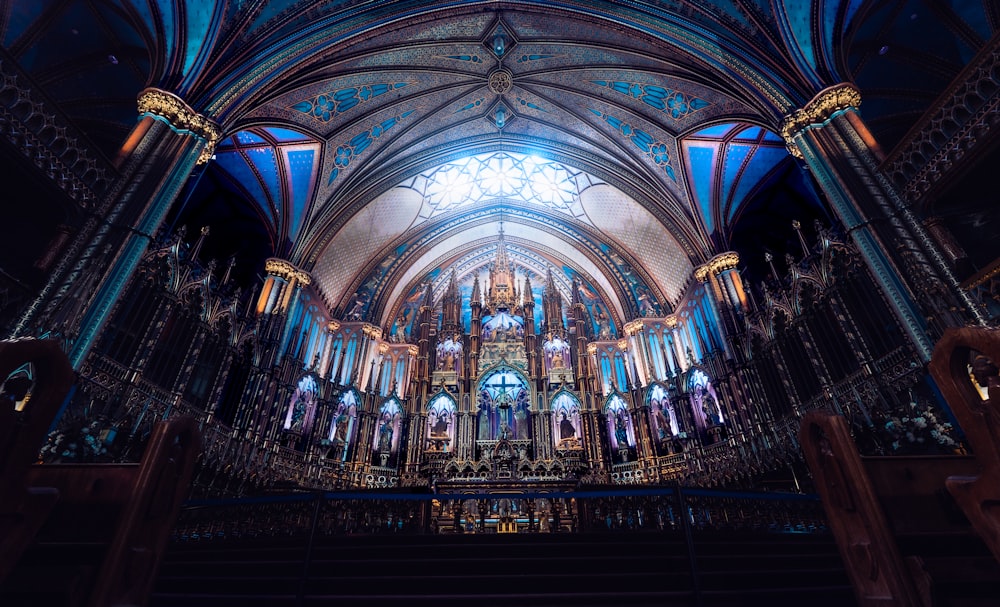 Una grande cattedrale con un soffitto blu e bianco