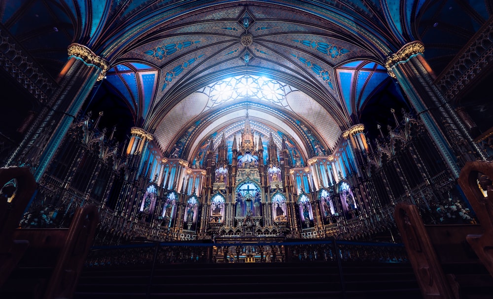 Une grande cathédrale avec un plafond bleu et blanc