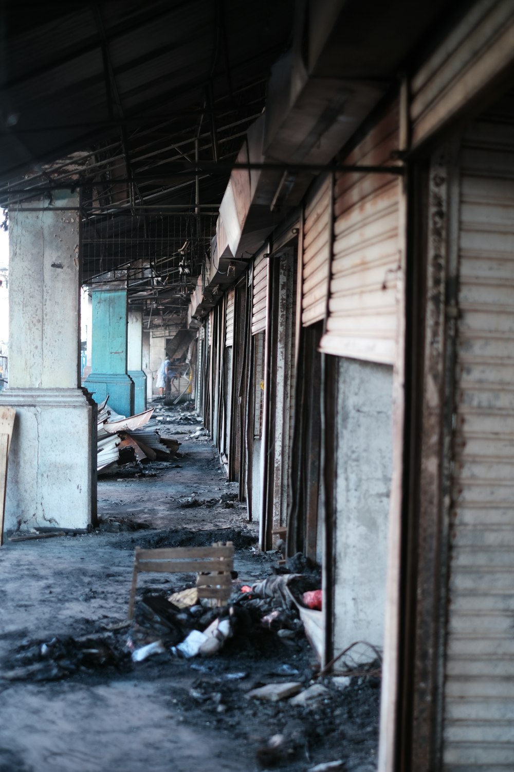 a run down building with a bunch of trash on the ground