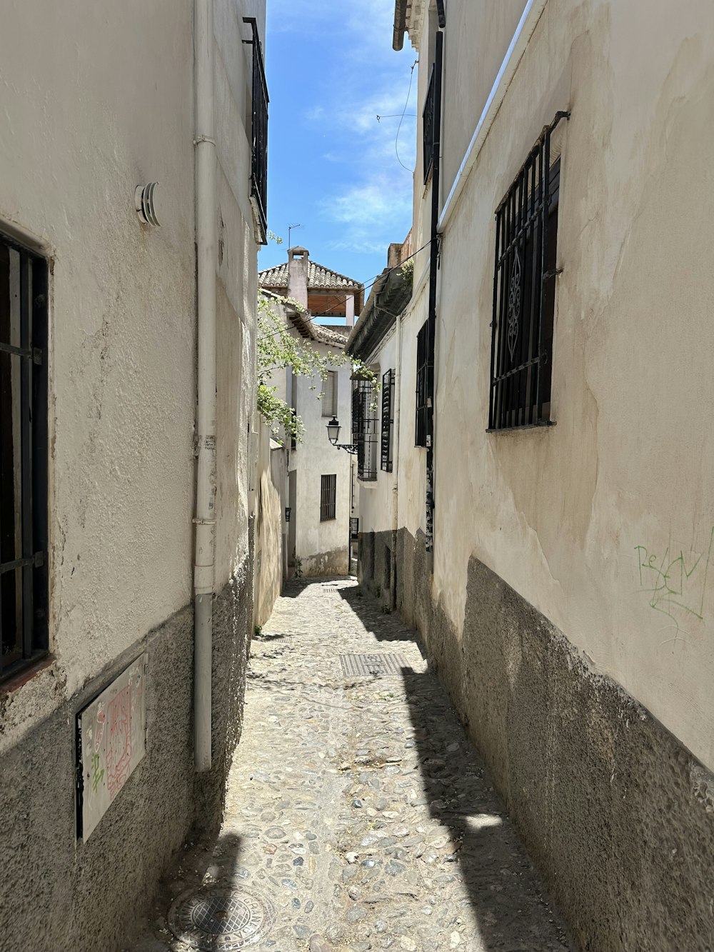 a narrow alley way with a few windows