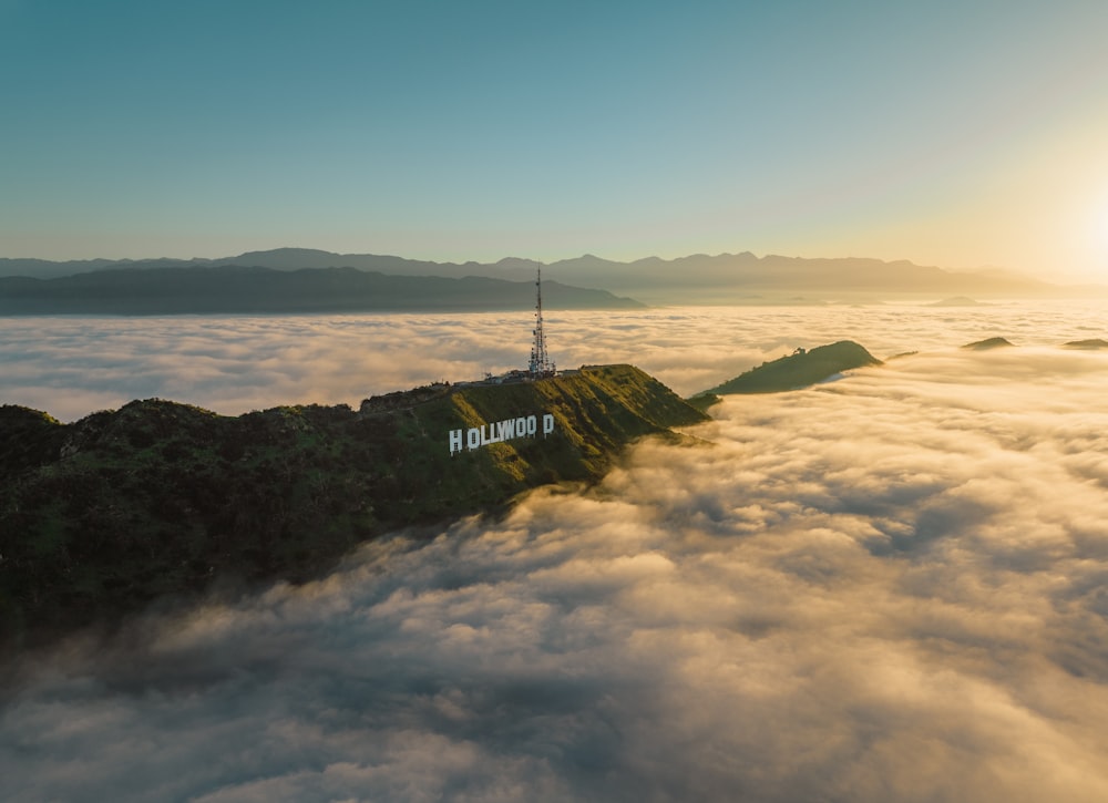 太陽が山の上の雲を照らしている