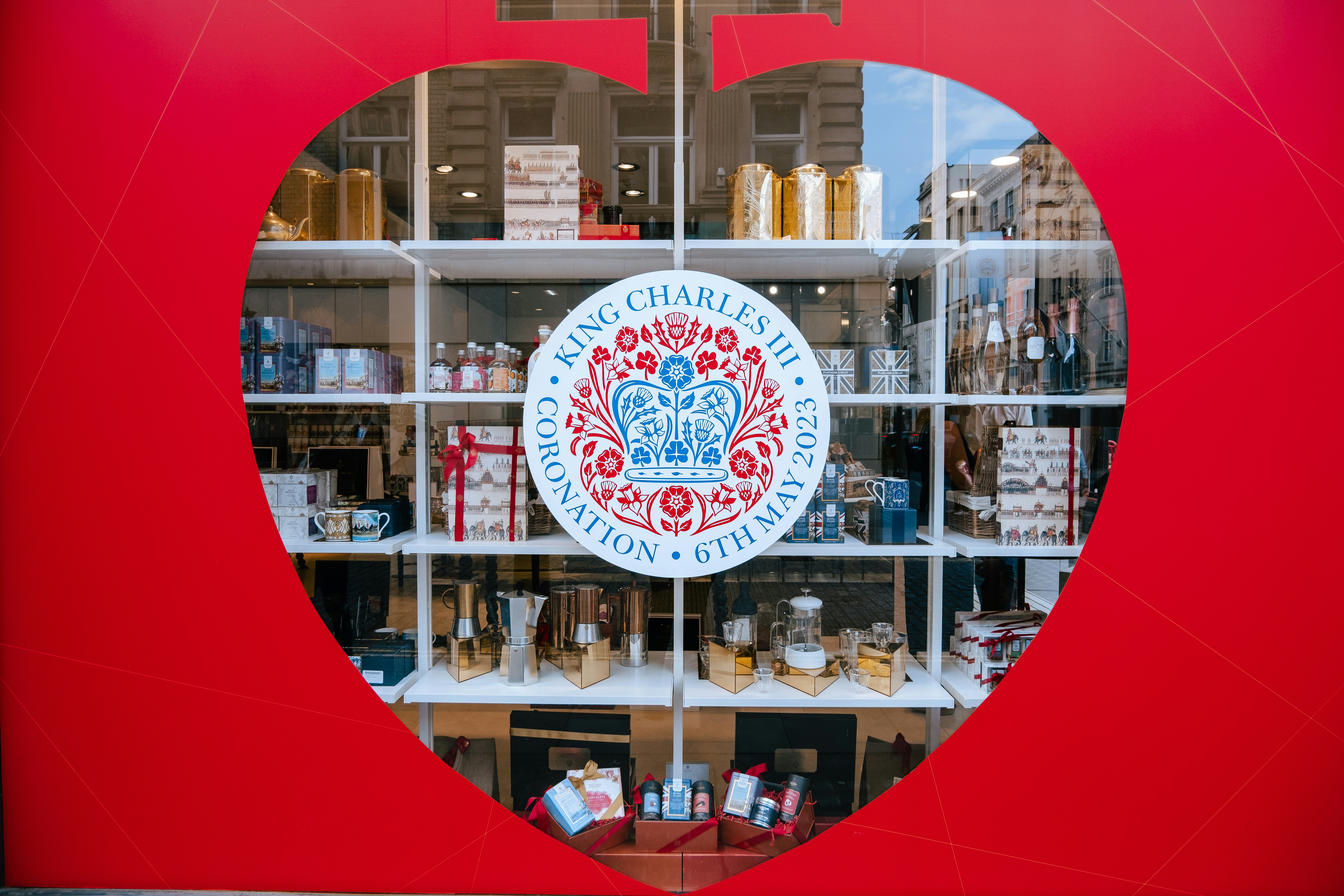 ein rotes apfelförmiges Fenster mit einem Logo darauf