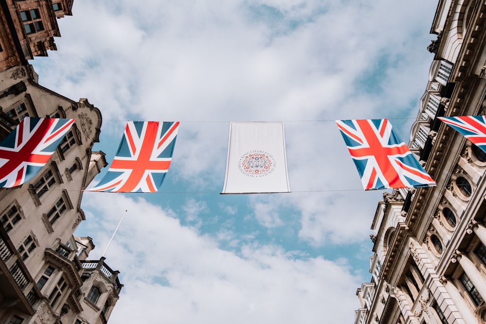 Union Jack y la bandera británica colgando de una línea