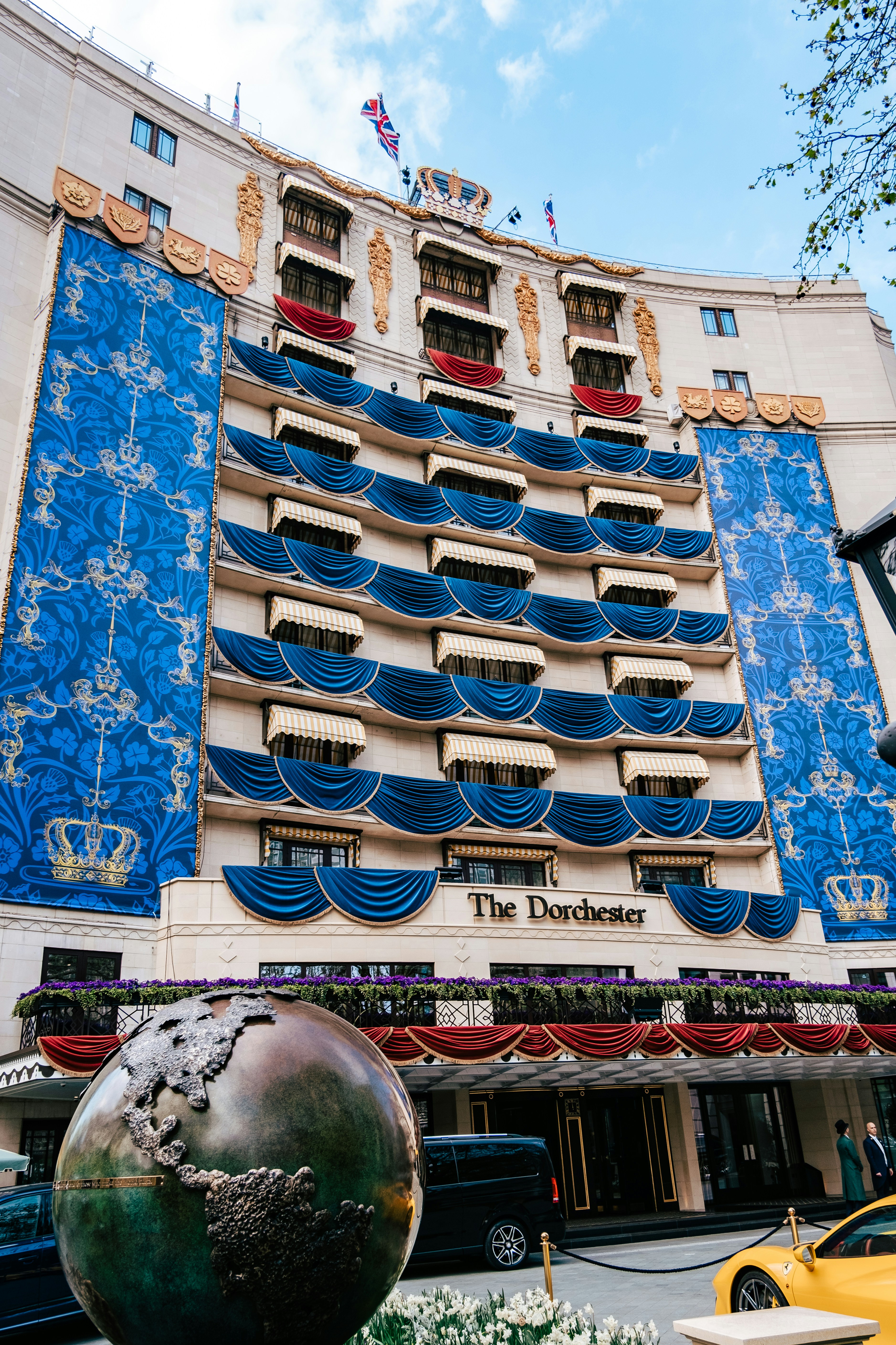 Ein großes Gebäude mit blau-weißem Design