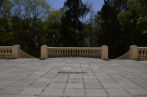 Wide shot of a spacious terrace featuring large-format ceramic tiles with mineral grey tones under natural mountain light.