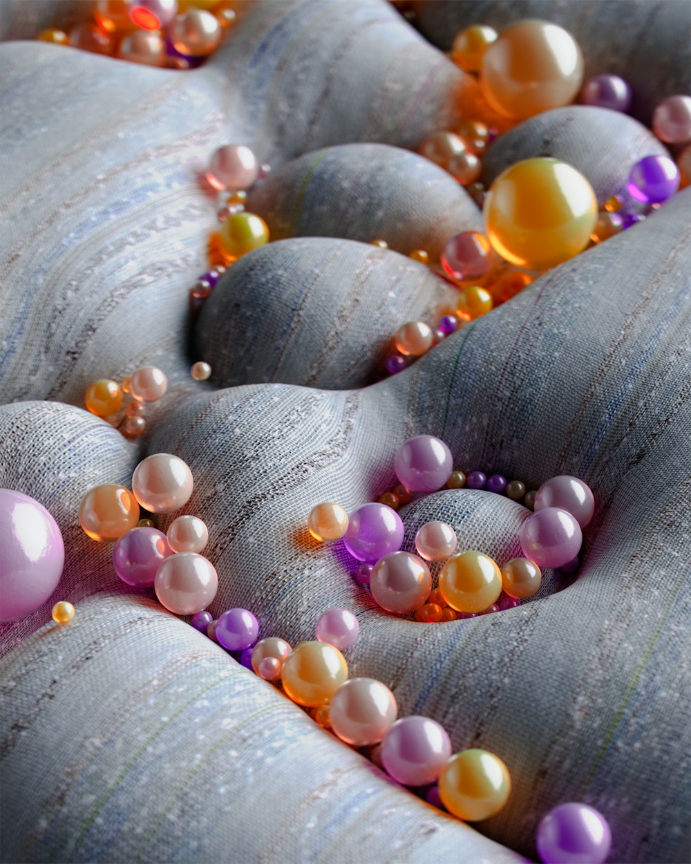 un tas de perles qui reposent sur du tissu