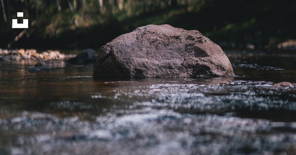 Foto Una gran roca sentada en medio de un río – Imagen Parroquia de ...