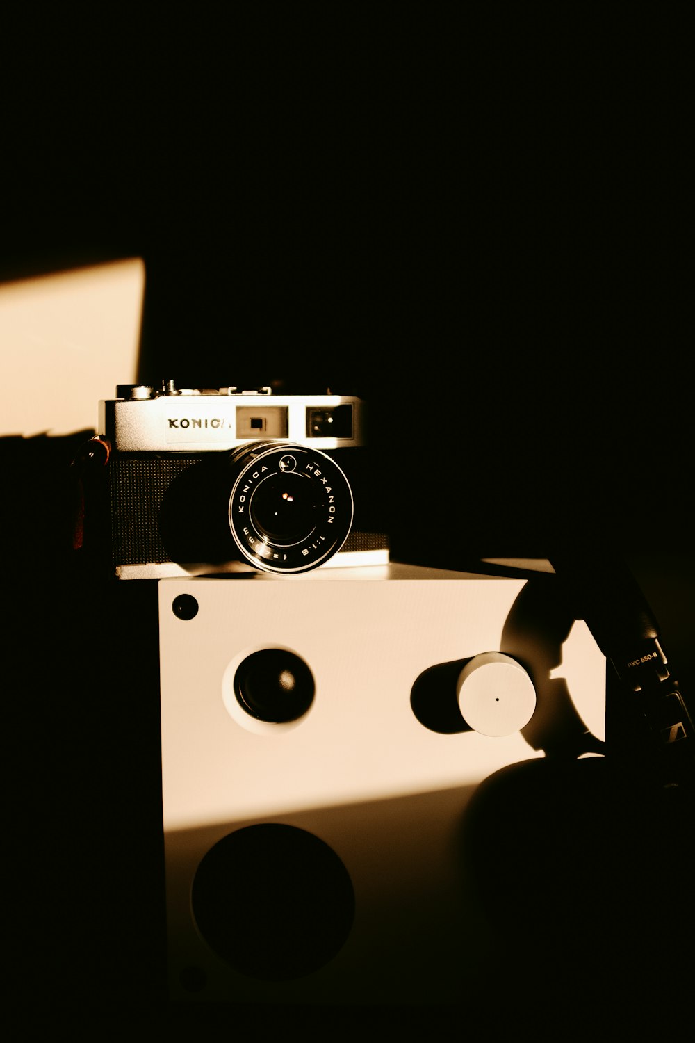 a camera sitting on top of a white box