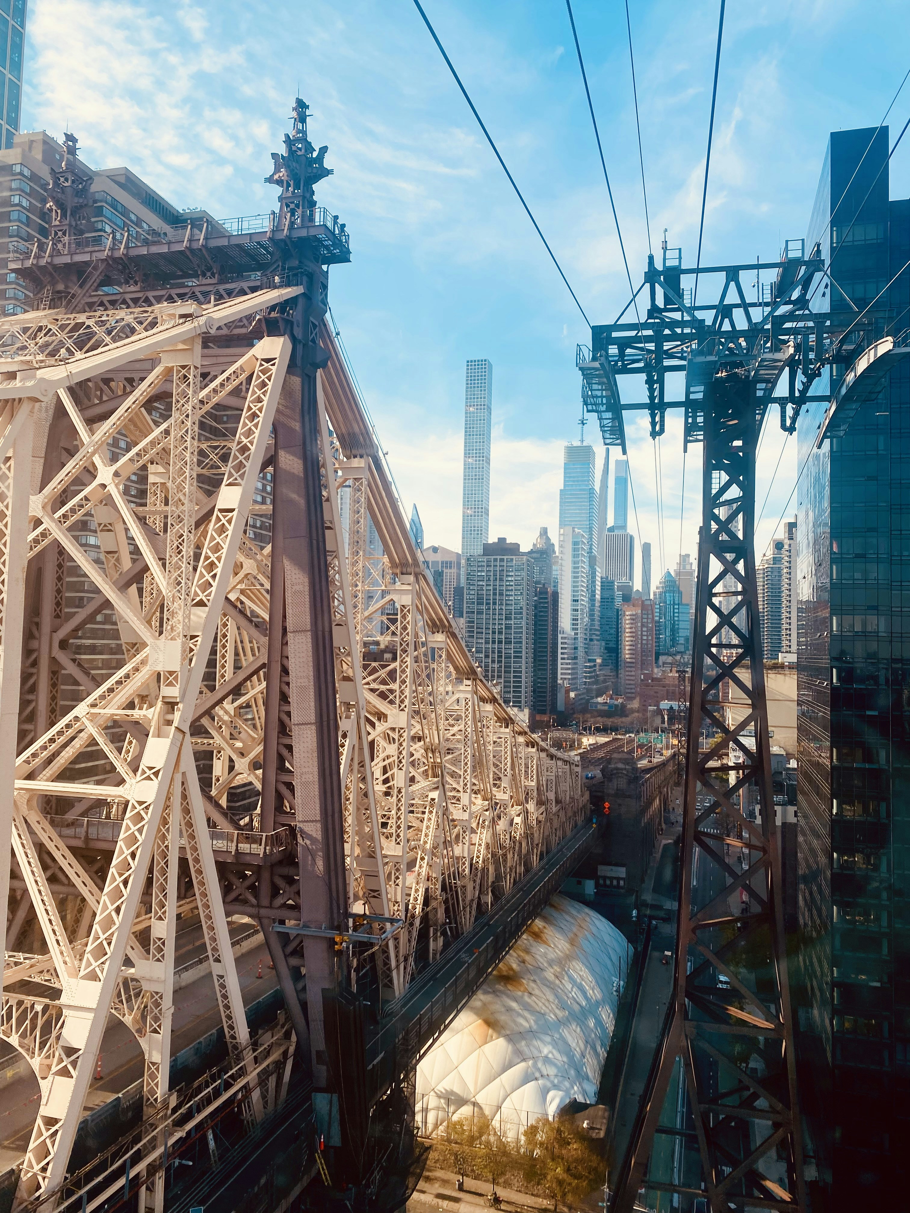 Un treno che viaggia su un ponte vicino a edifici alti