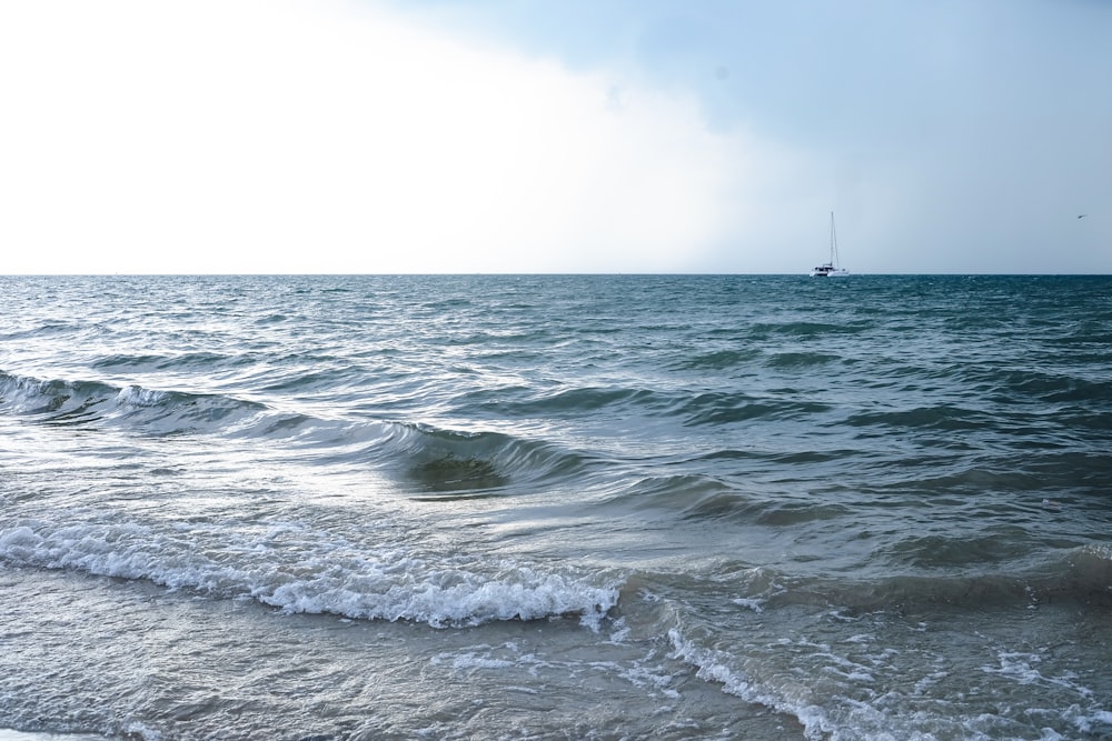 une vue sur l’océan avec un bateau au loin