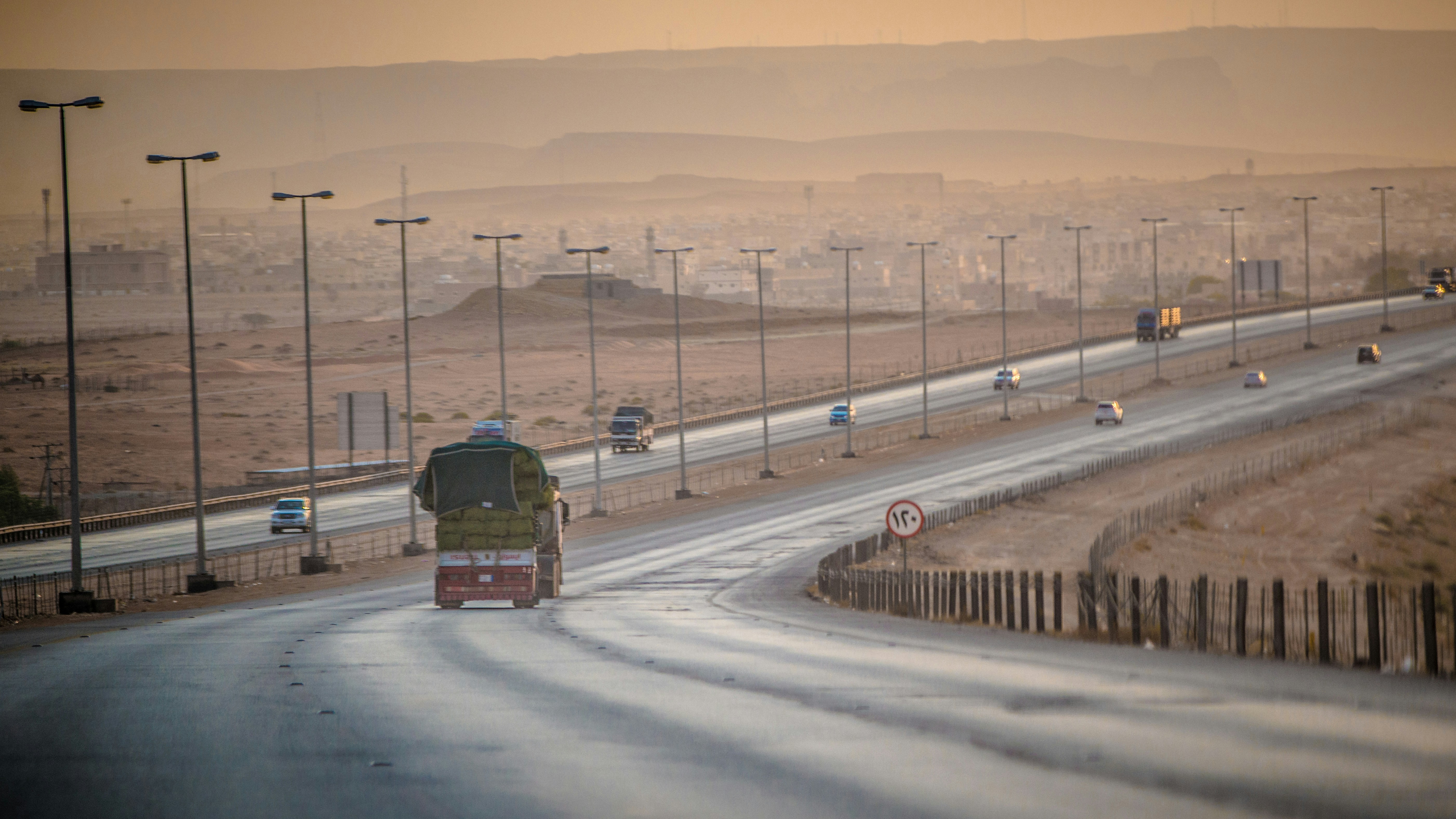 طريق سريع في الصحراء السعودية