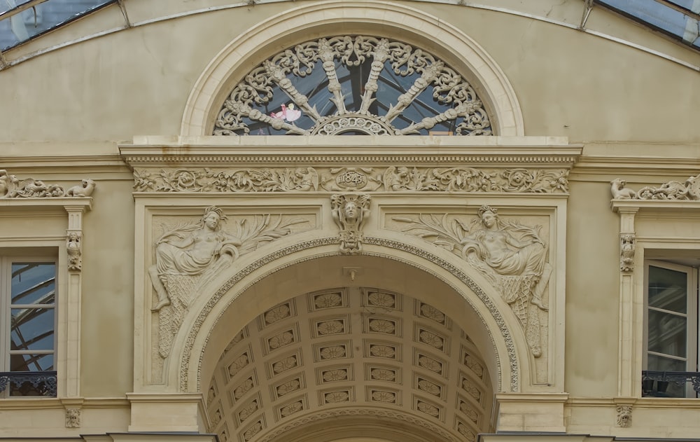 ein großes Gebäude mit einer Uhr an der Vorderseite