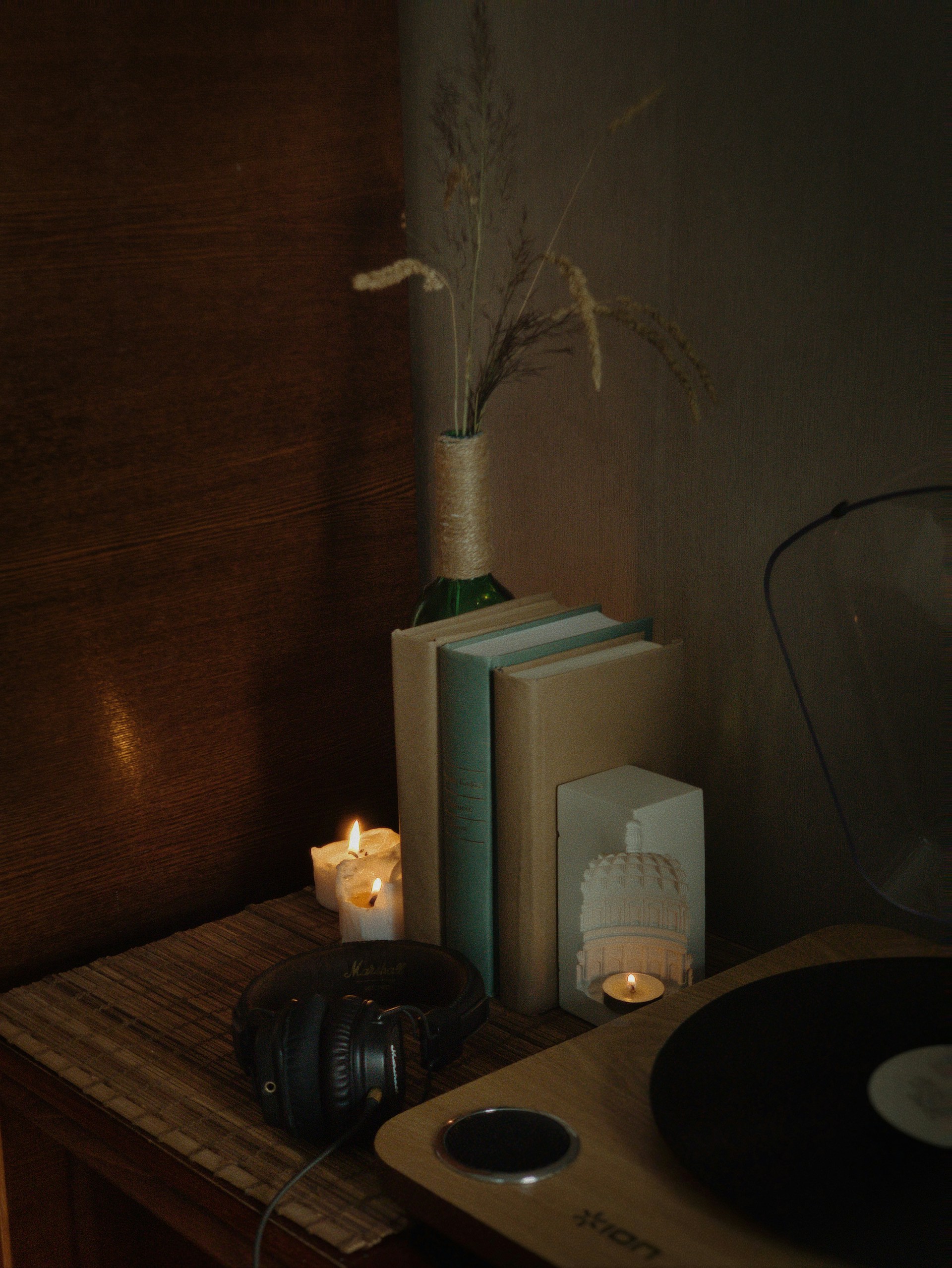 black and white bed linen