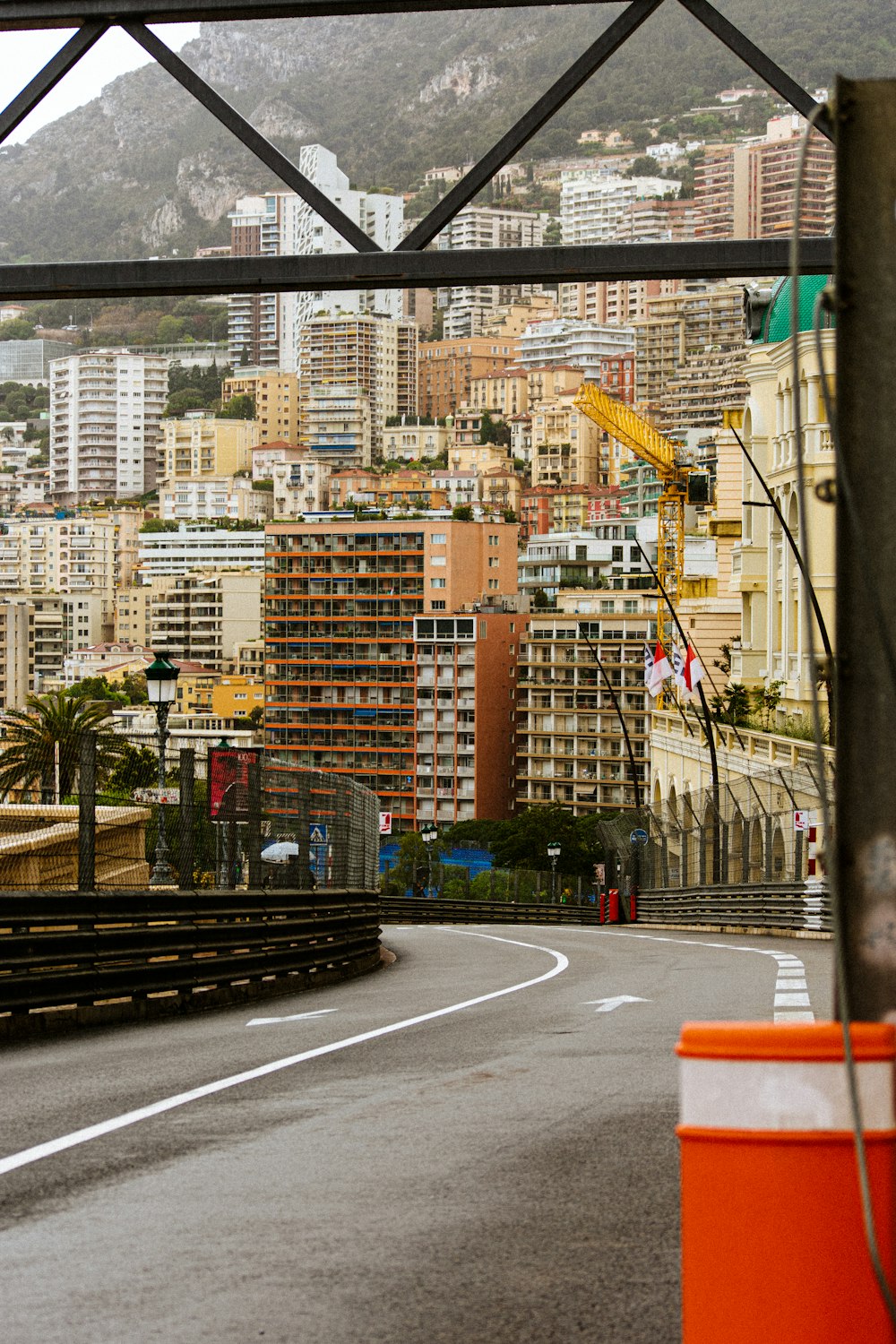 Une vue d’une ville depuis un pont