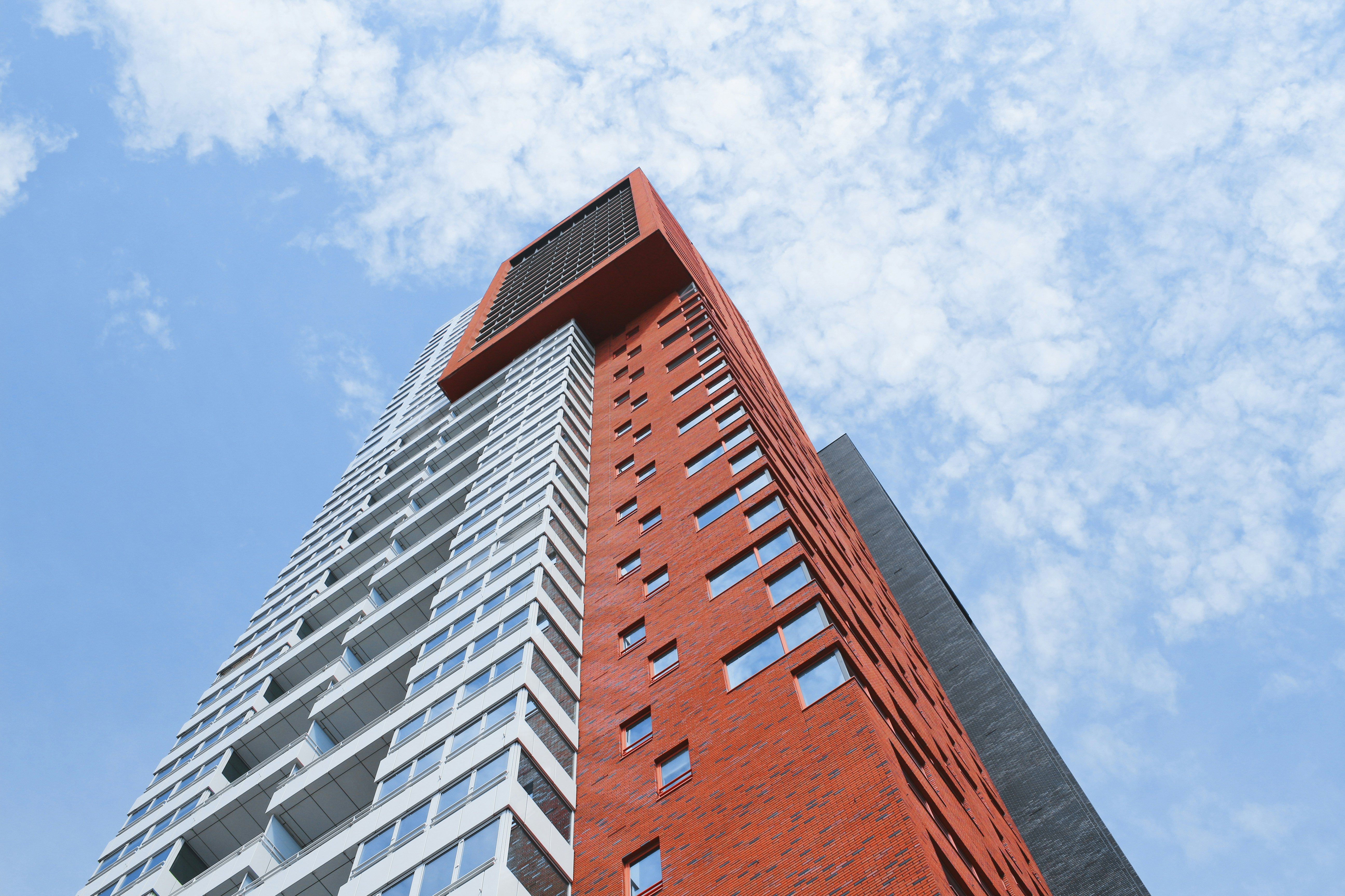 A tall red brick building with a sky background photo – Free City Image ...
