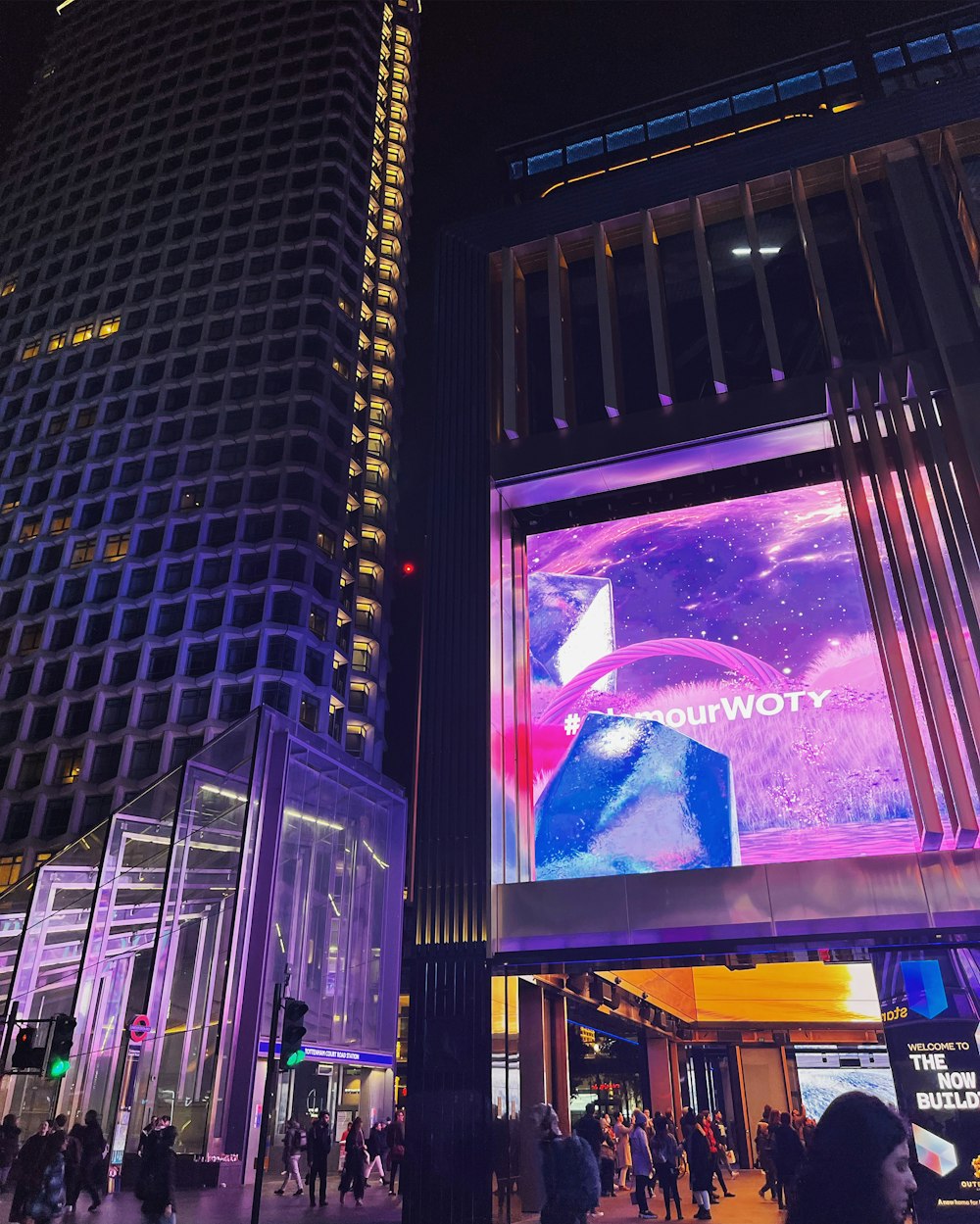 Un gran edificio con una pantalla gigante en el costado