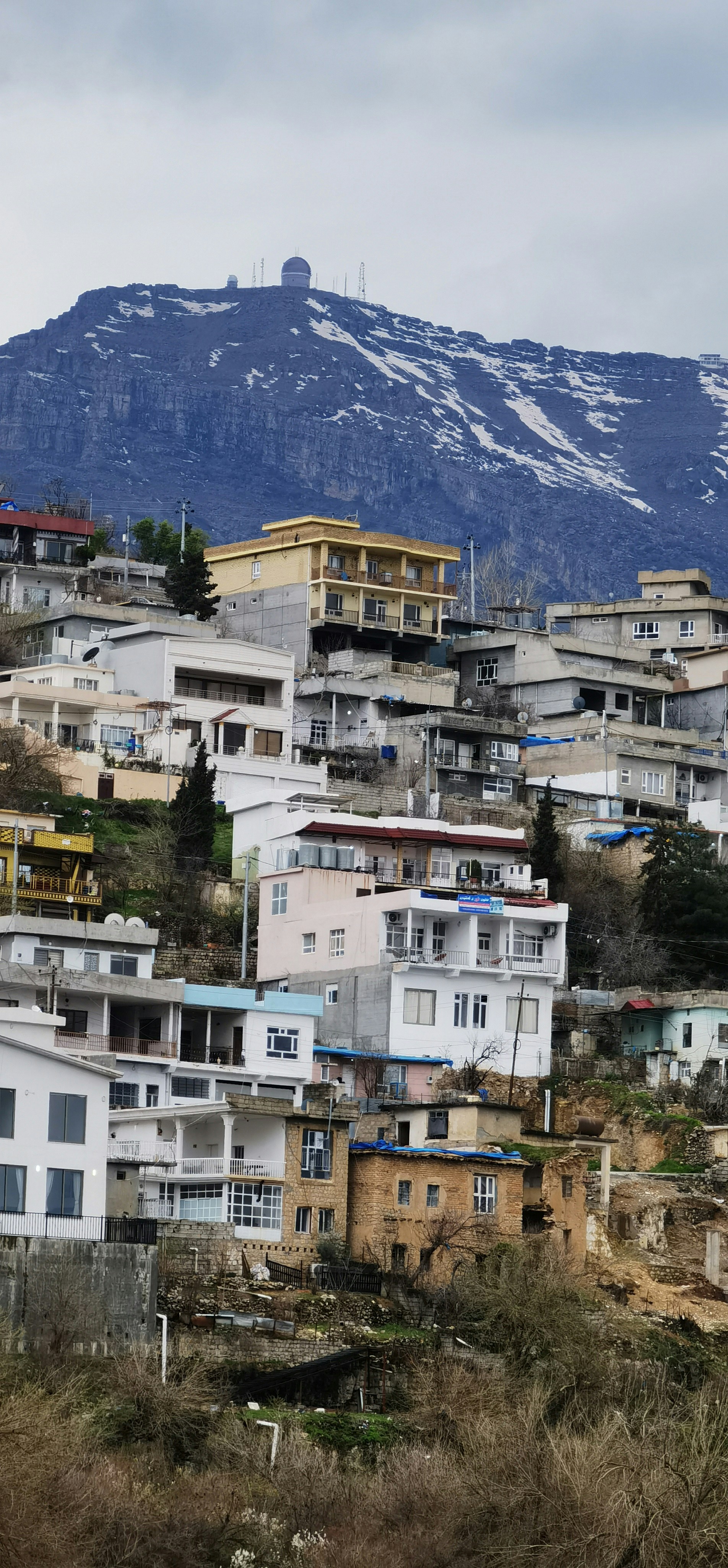 Una città con una montagna sullo sfondo