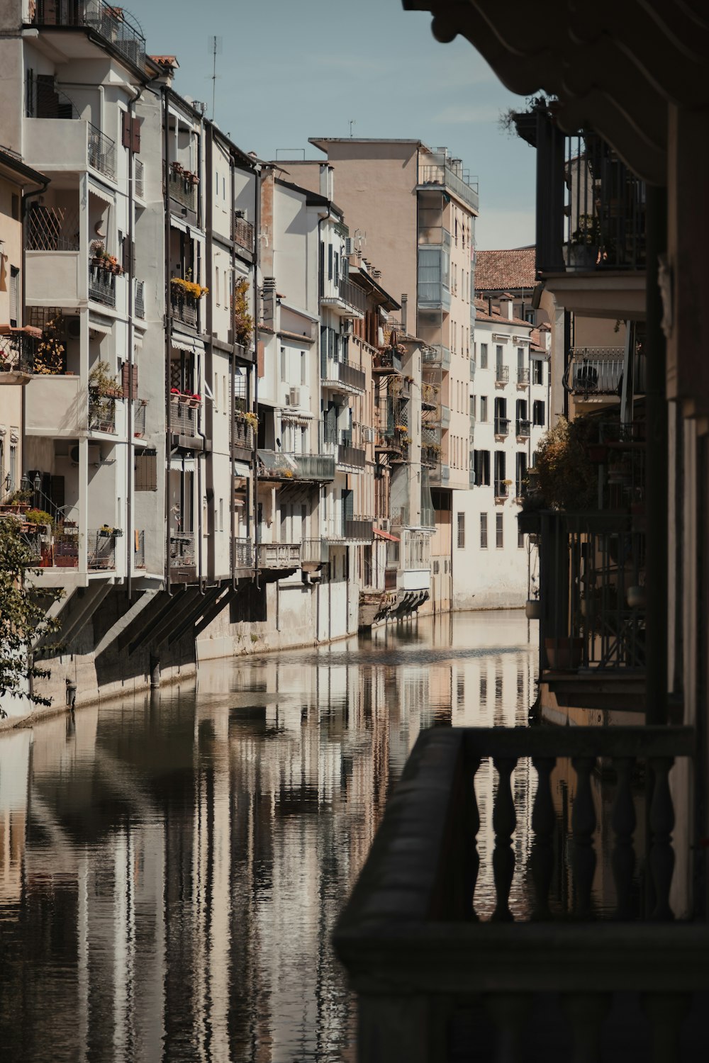 Un fiume che attraversa una città accanto a edifici alti