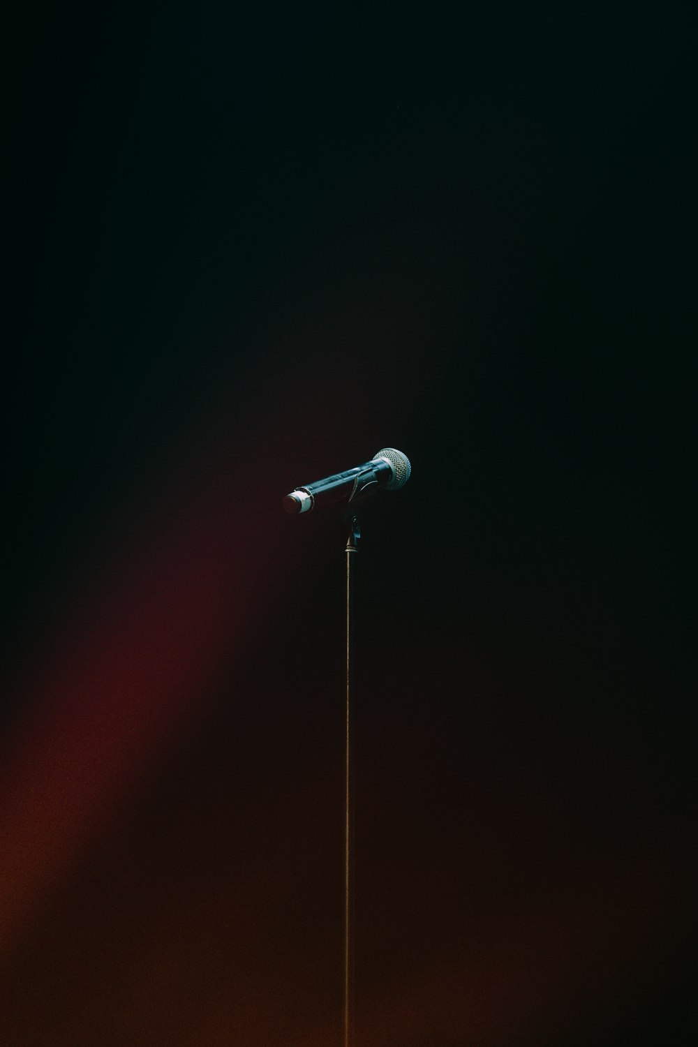 un microphone au sommet d’un poteau dans l’obscurité