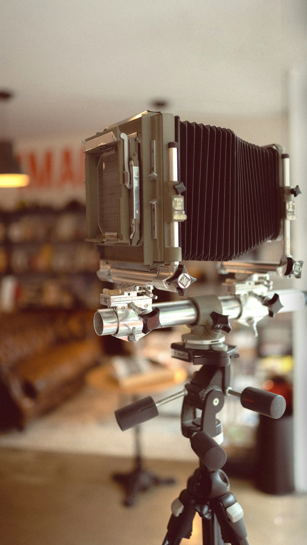 uma câmera antiquada em um tripé em uma loja