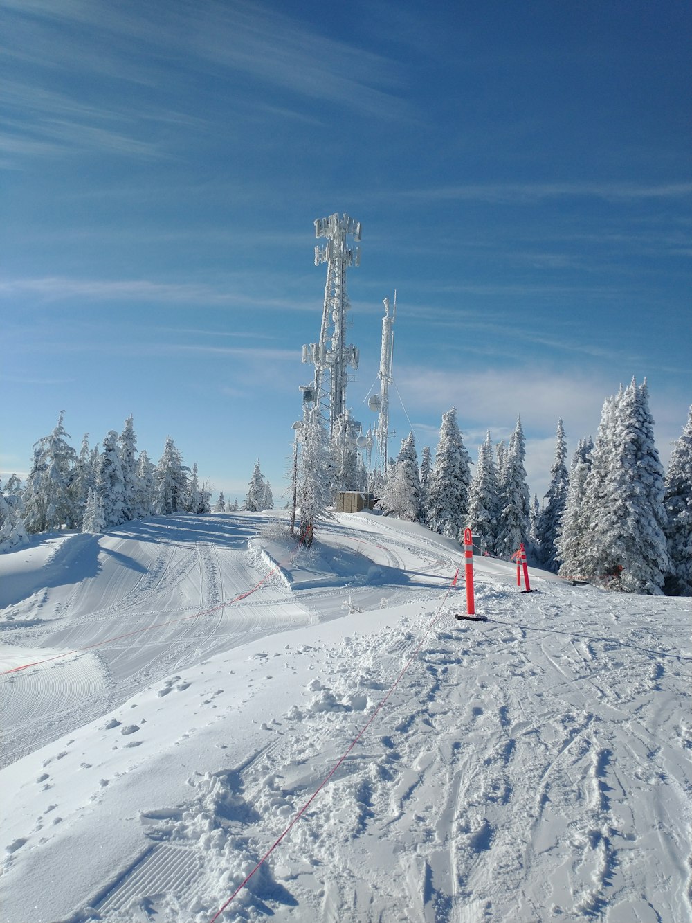une personne qui skie sur une surface enneigée