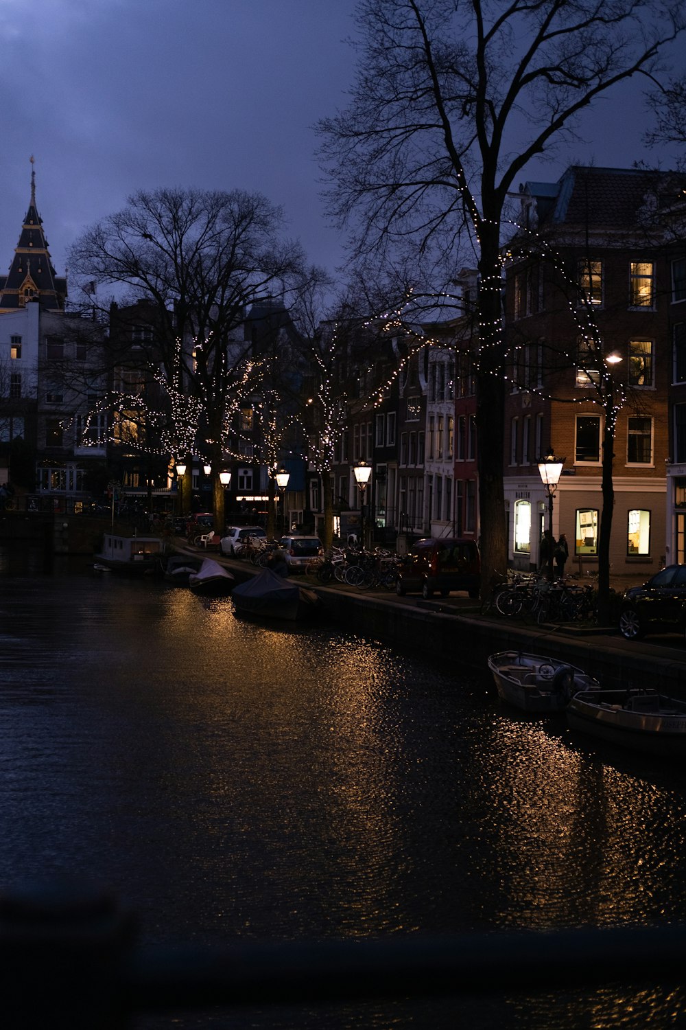 un río con barcos en él por la noche