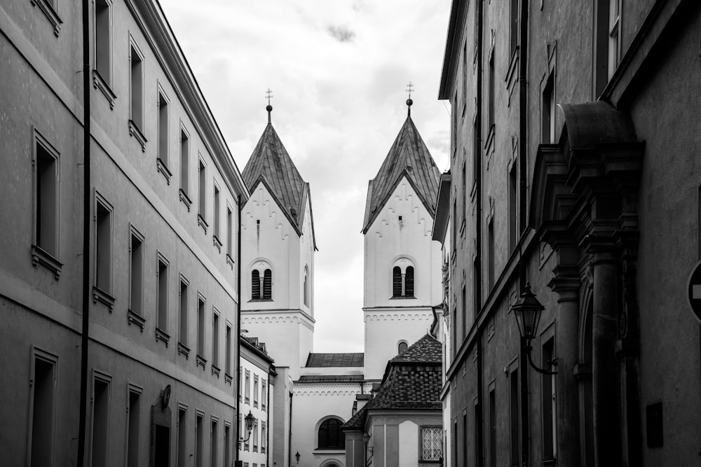 a black and white photo of a city street