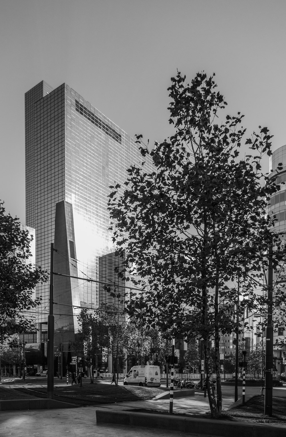 Una foto en blanco y negro de un edificio alto