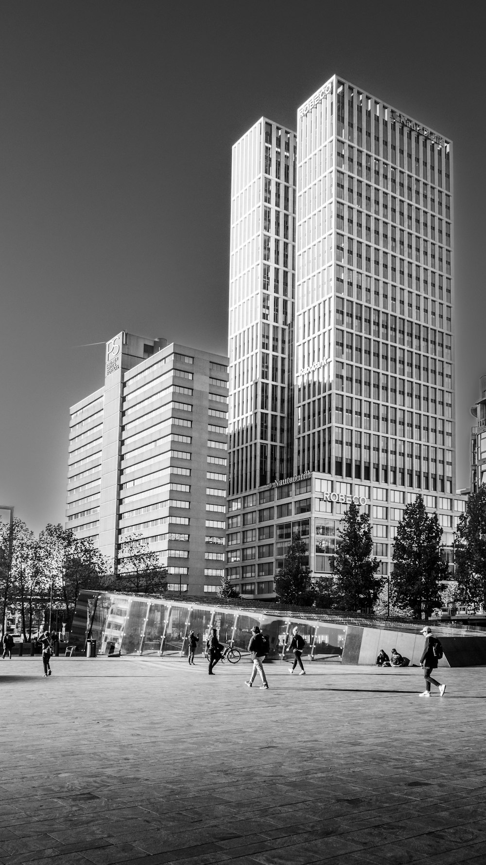 Una foto en blanco y negro de personas caminando en un parque