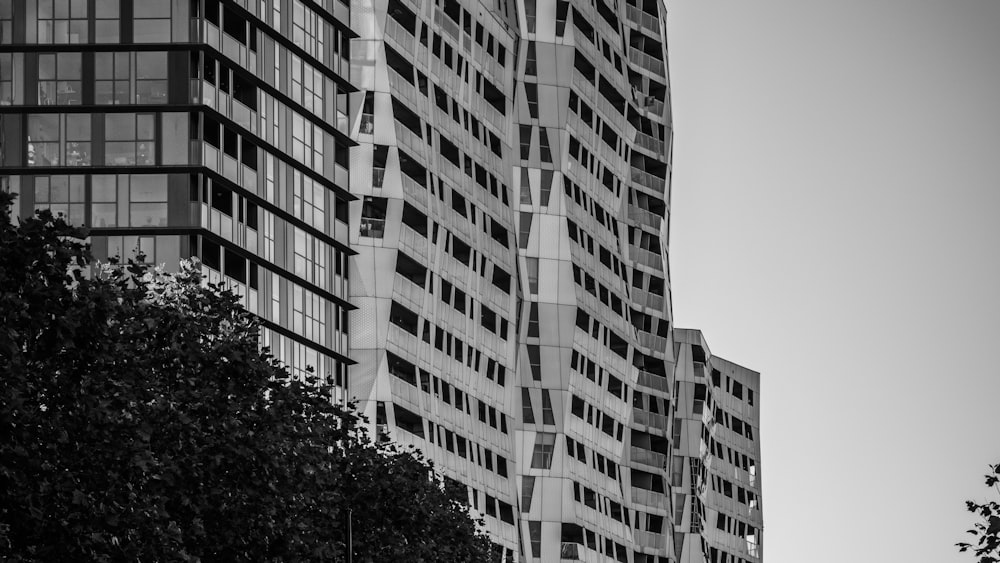 Una foto en blanco y negro de un edificio alto