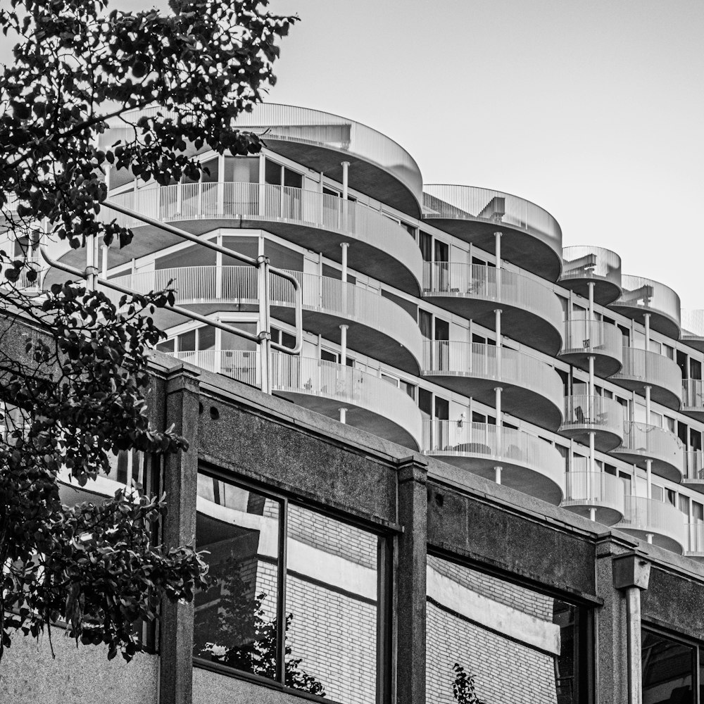 Una foto en blanco y negro de un edificio con balcones