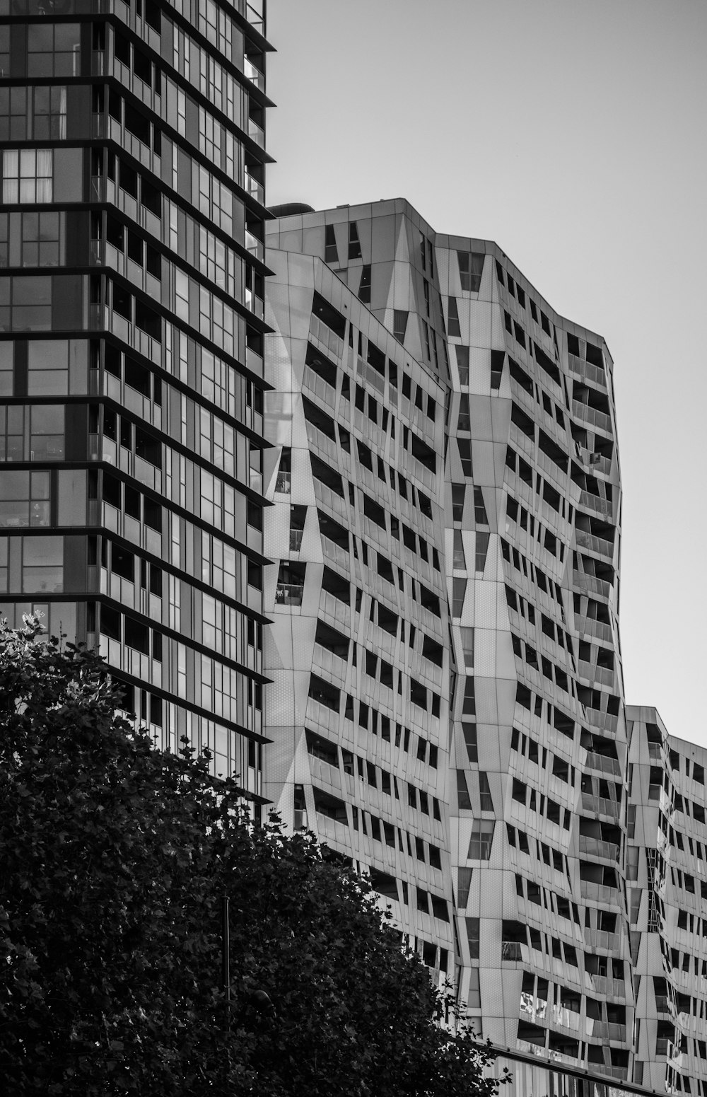 Una foto en blanco y negro de un edificio alto