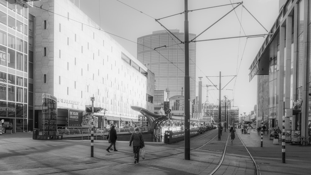 a black and white photo of a city street