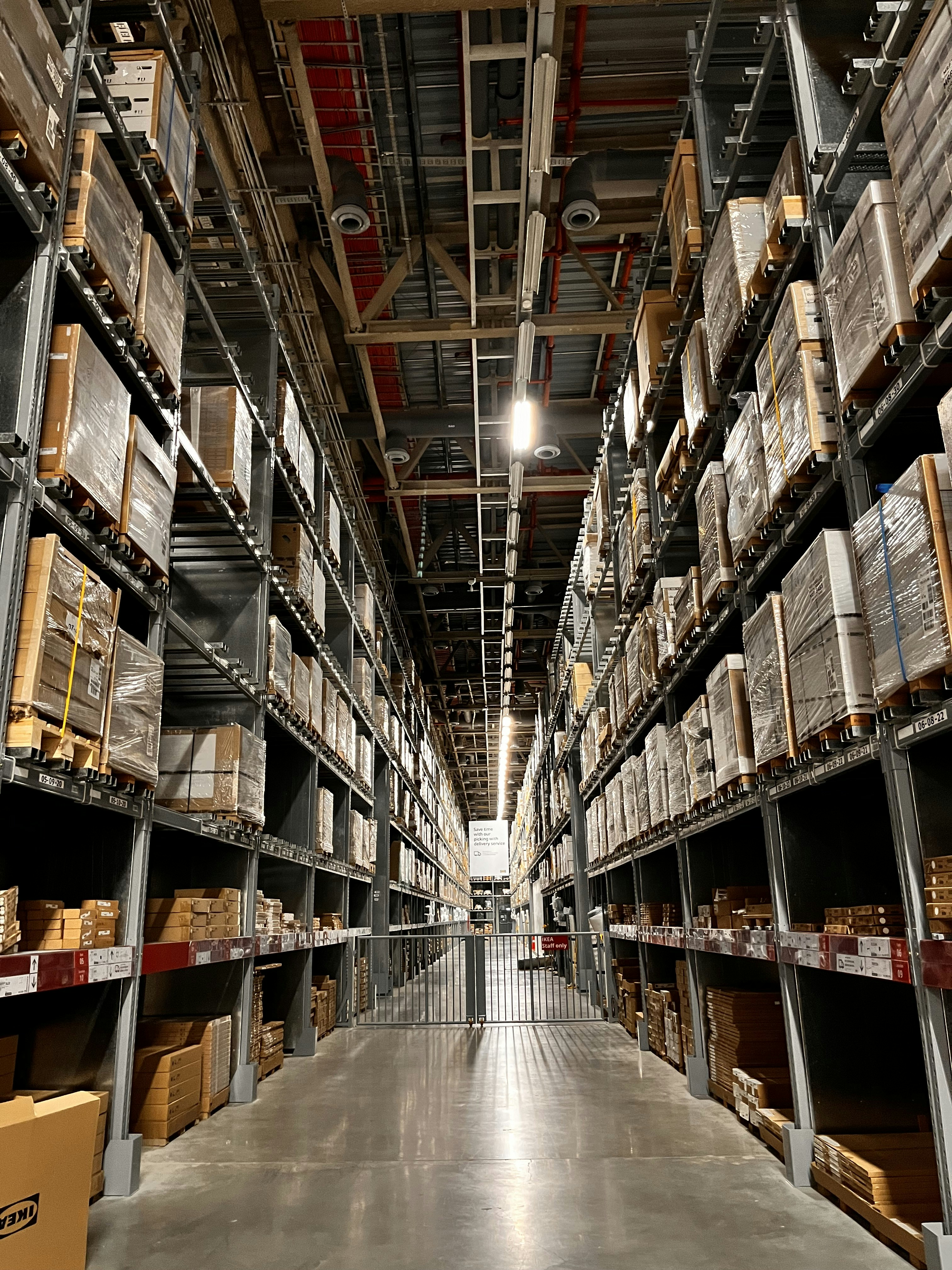 Современный склад с упакованными товарами народного потребления