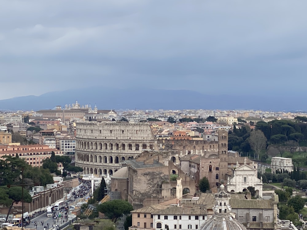 Ein Blick auf die Stadt Rom von der Spitze eines Hügels