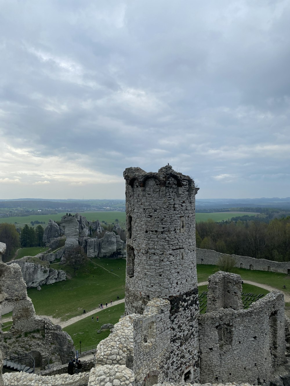 Ein Blick auf eine Burg von der Spitze eines Hügels