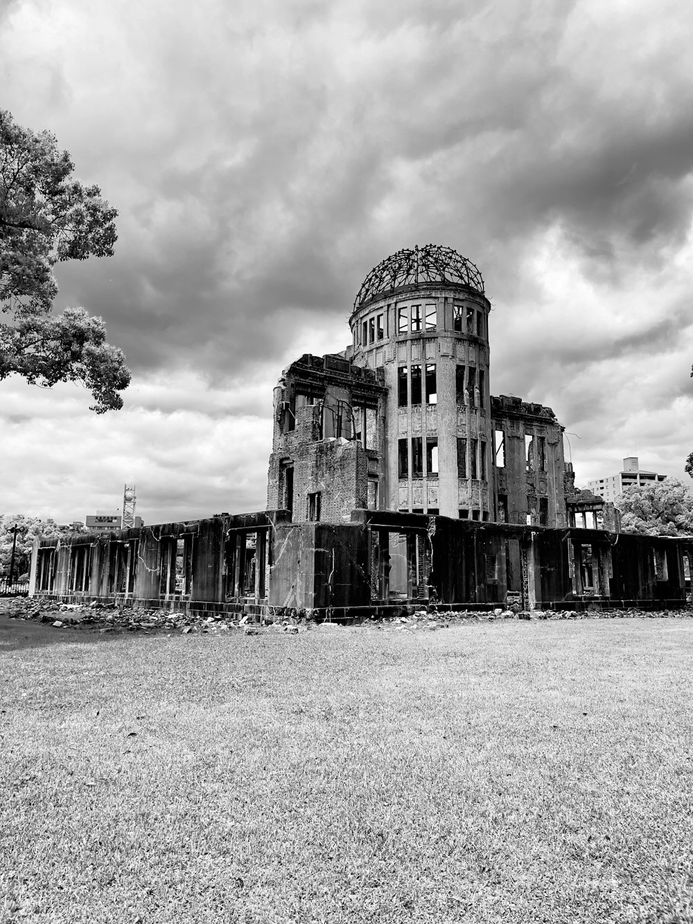 Une photo en noir et blanc d’un vieux bâtiment