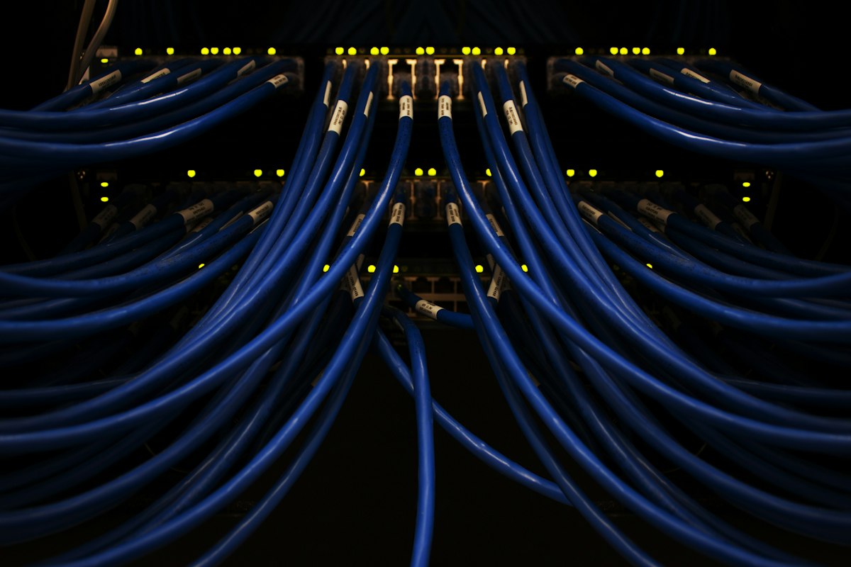 Feixe de fios azuis ligados entre si