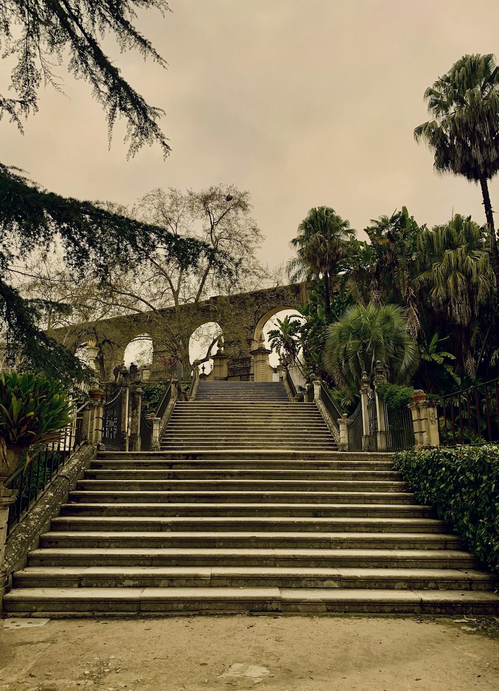 eine Treppe, die auf die Spitze eines Hügels führt