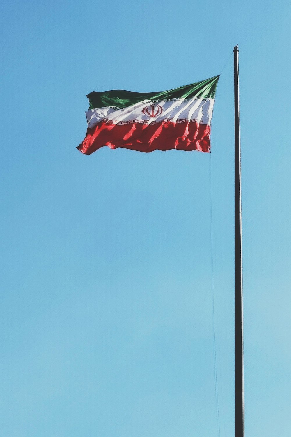 Una bandiera che sventola nel vento su un'asta della bandiera