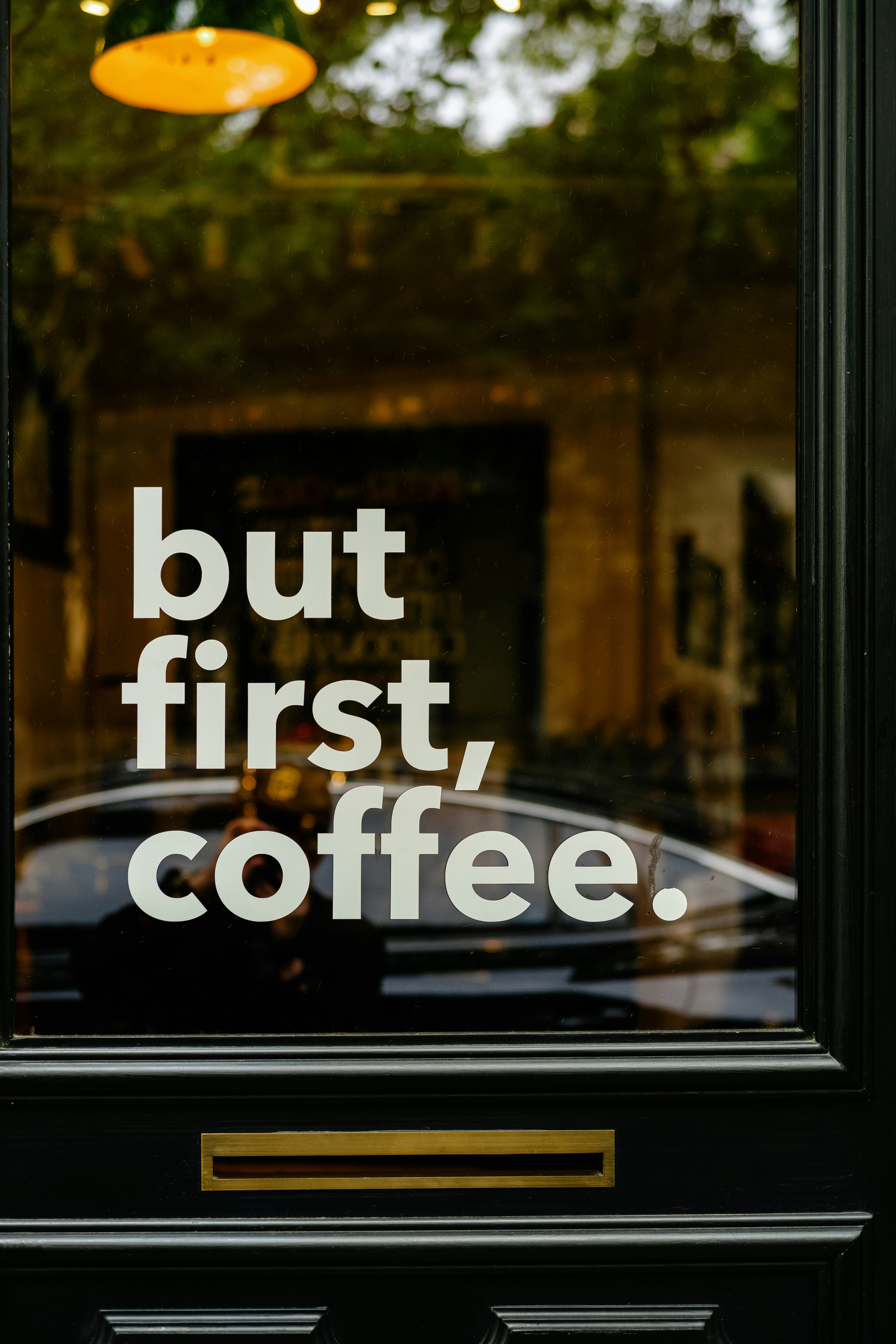 Ein Schild an einer Tür, auf dem steht, aber zuerst Kaffee