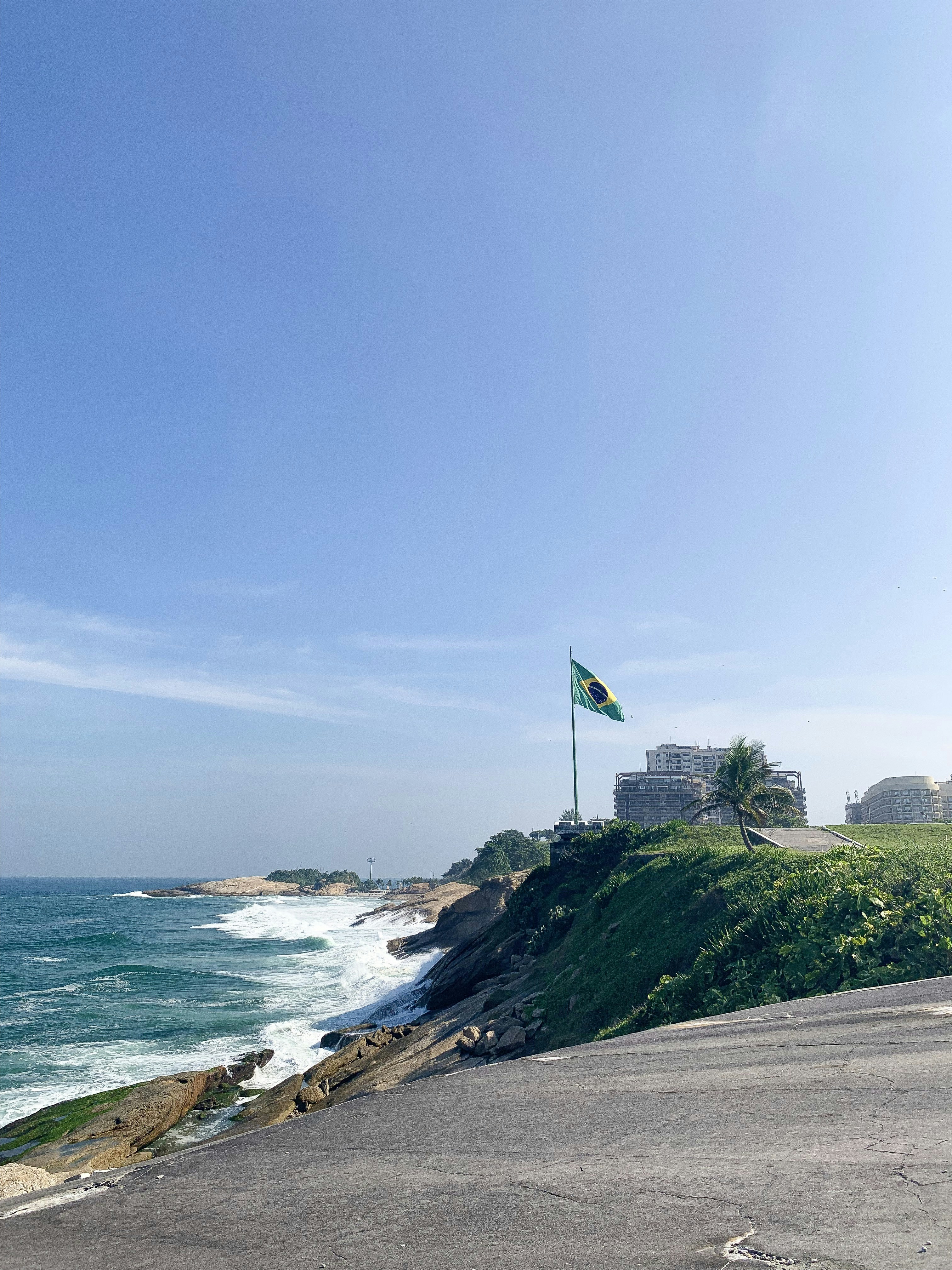 Blick auf das Meer von der Spitze eines Hügels