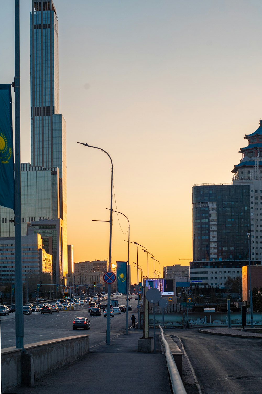 Eine Stadtstraße mit vielen hohen Gebäuden