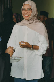 Picture of Sandra Marilice Bazotti interacting warmly with clients.